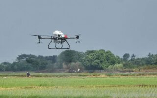 Bukan Lagi Cangkul dan Lumpur: Revolusi Smart Urban Farming Berbasis Drone AI yang Bikin Generasi Z Berebut Jadi Petani Modern di Perkotaan